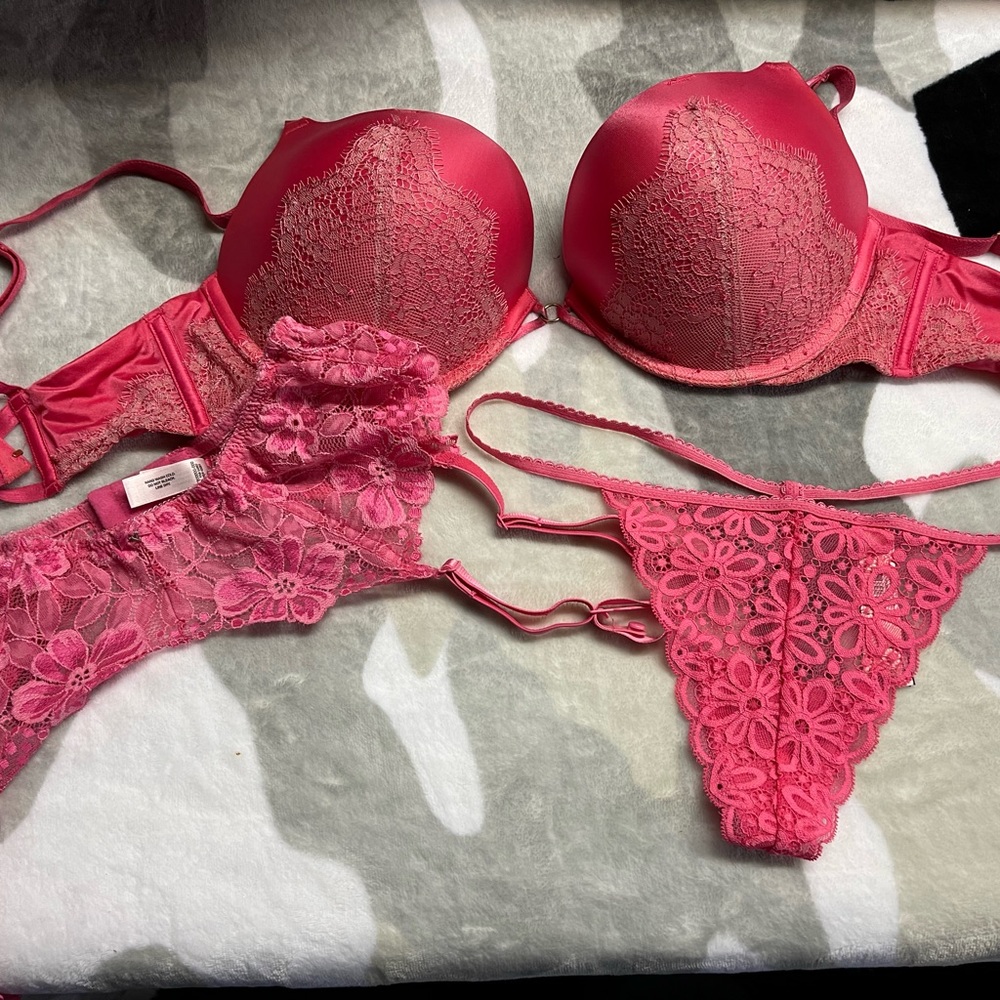 Victoria’s Secret bombshell bra 34D, garterbelt M and vstring S set